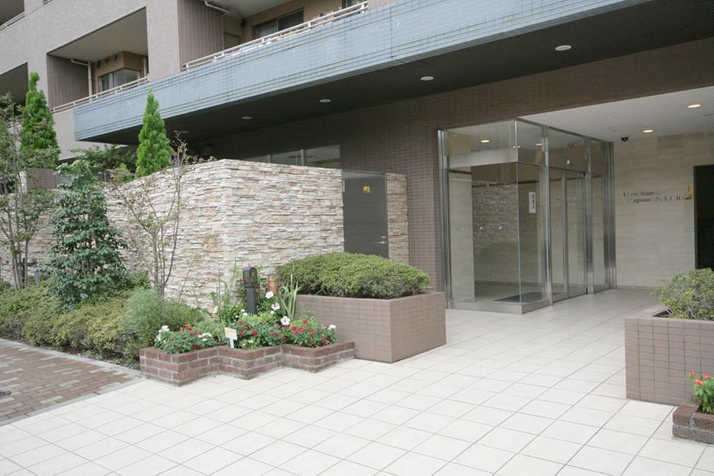 Entrance.  [An 8-minute walk from Magome Station] Manicured entrance entrance