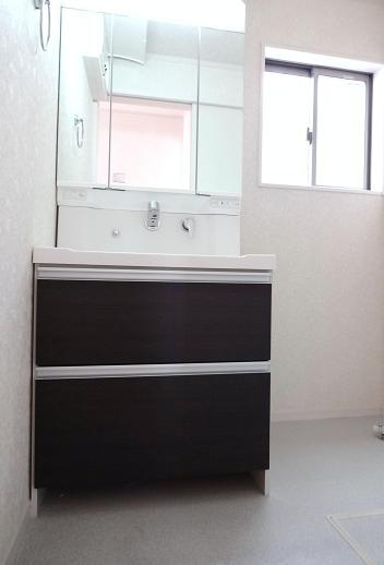 Wash basin, toilet. Reference photograph