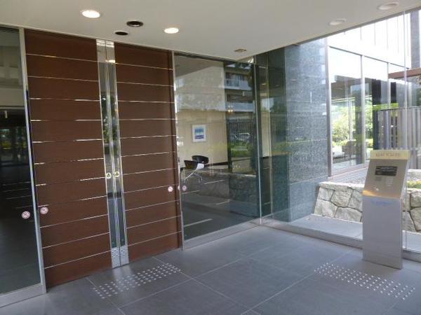 Entrance. Double auto-lock system