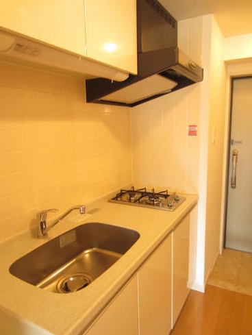 Kitchen. Clean water around