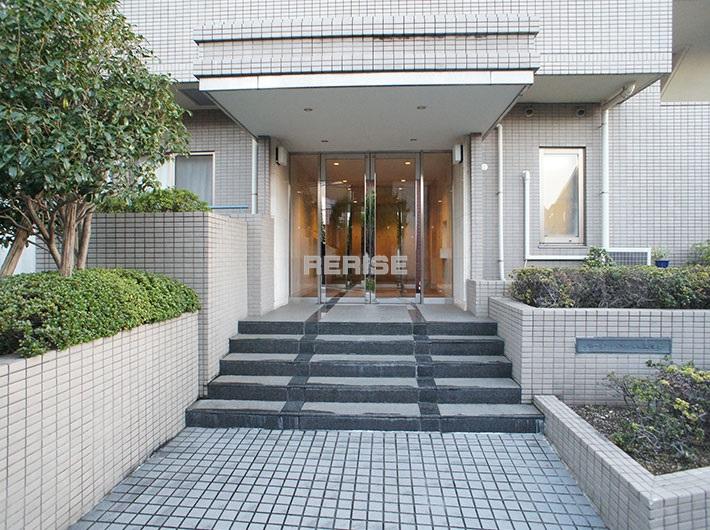 Entrance. Feeling of luxury is the entrance