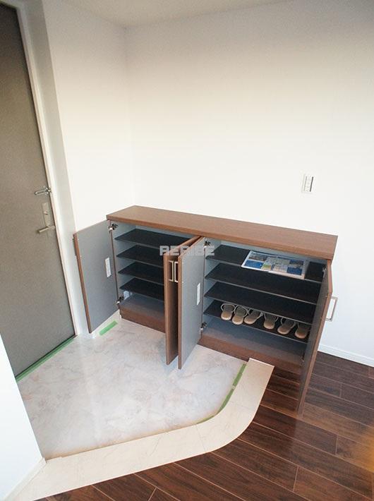 Receipt. Shoes is a box