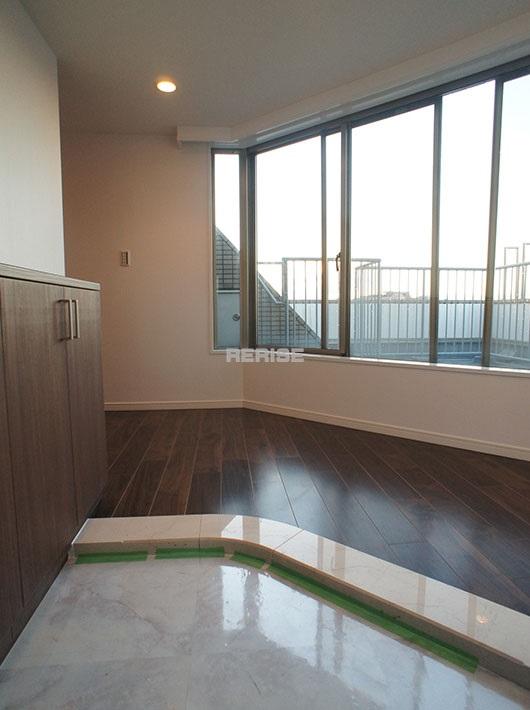 Entrance. Please entrance is by all means attention!