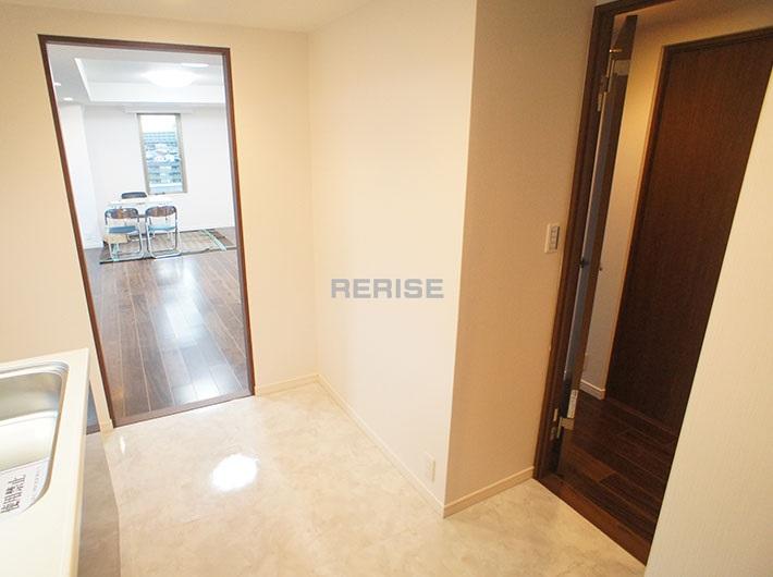 Kitchen. This leads to put also from the hallway to the kitchen