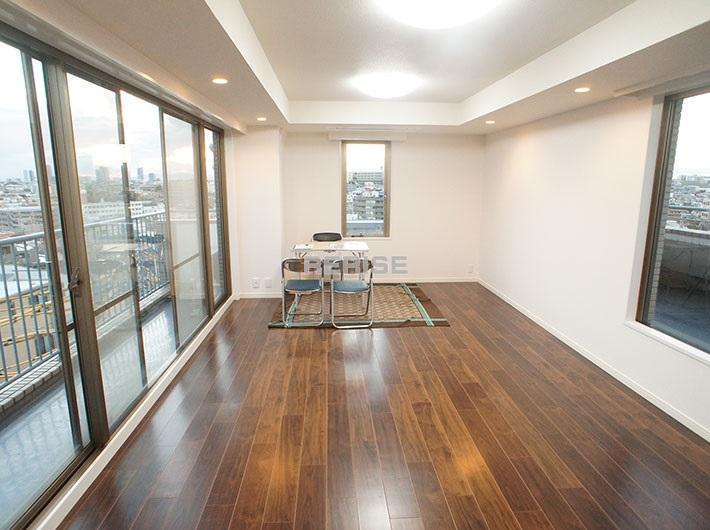 Living. Living the window is attached to both sides