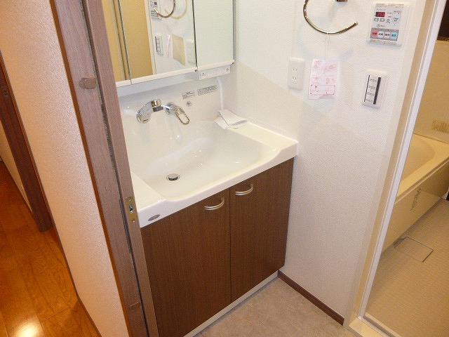 Wash basin, toilet. Indoor (11 May 2013) Shooting