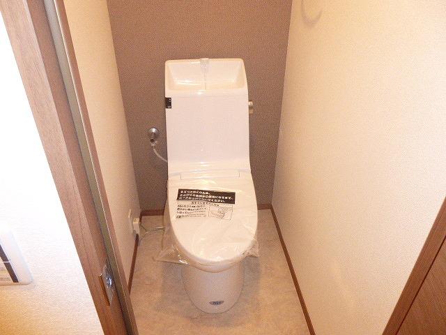 Toilet. Indoor (11 May 2013) Shooting