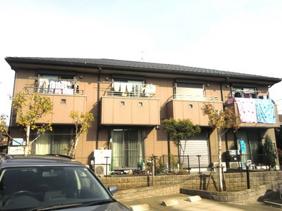 Building appearance. Good day at the front road