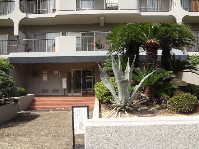 Entrance. Local (12 May 2013) Shooting Spacious entrance