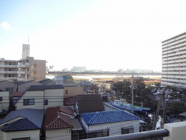 View photos from the dwelling unit. View from the site (December 2013) Shooting