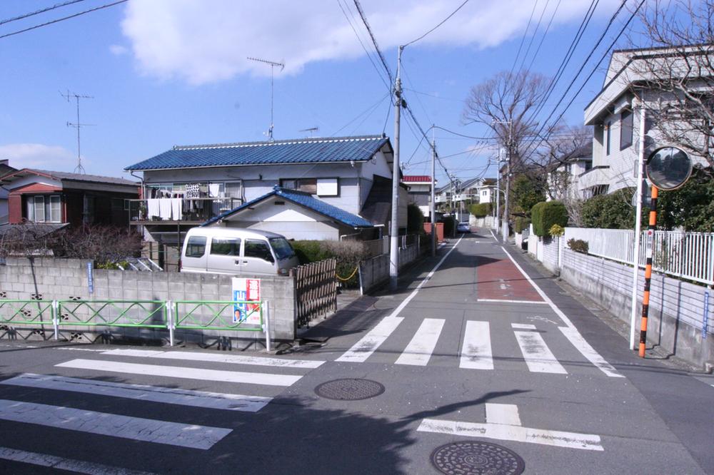 Local photos, including front road. East side road 6.1m