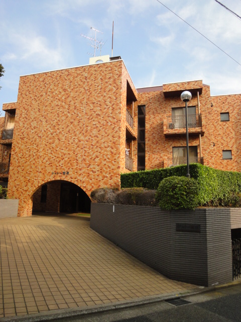 Building appearance. Building front There is a porte-cochere