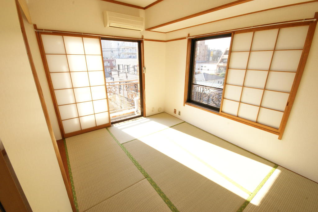 Living and room. Sum 6