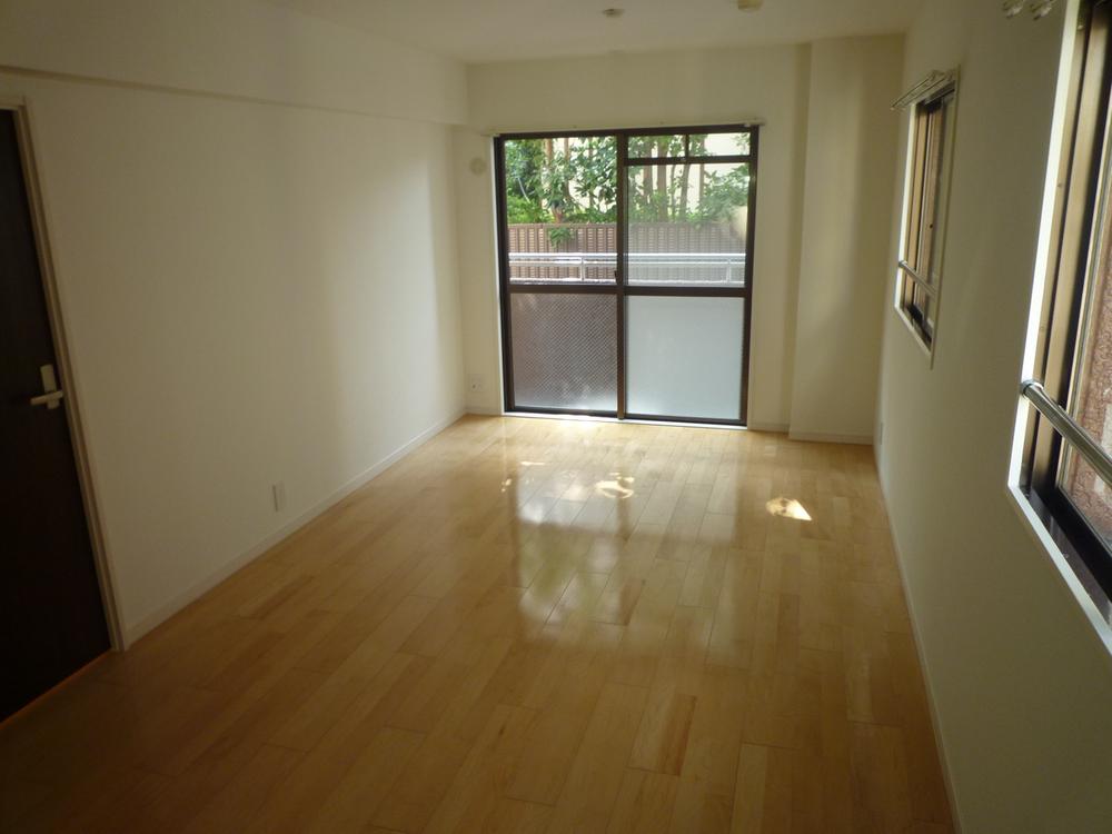 Living. Since it is a pre-renovation, You can immediately your tenants. Indoor (10 May 2013) Shooting