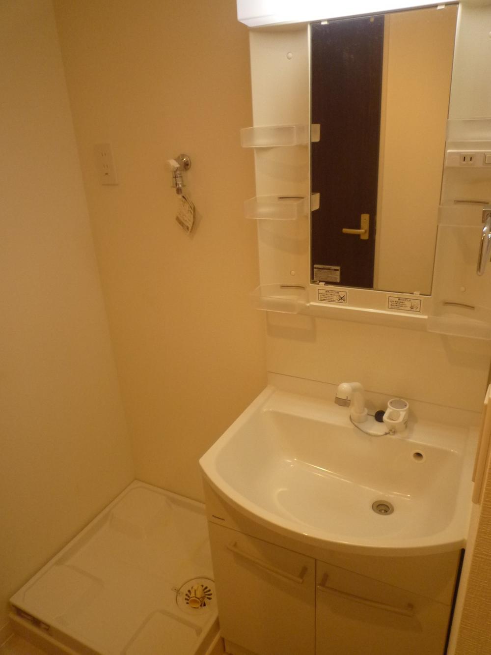 Wash basin, toilet. Indoor (10 May 2013) Shooting