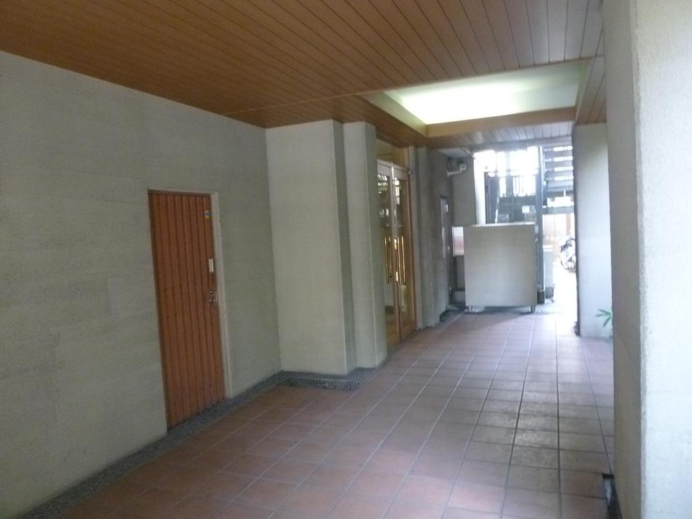 Entrance. Common areas