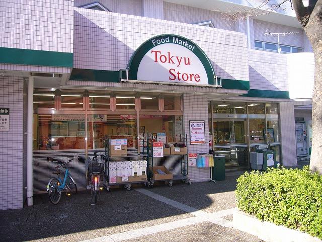 Supermarket. On-site Tokyu Store Chain. It is convenient to shopping.