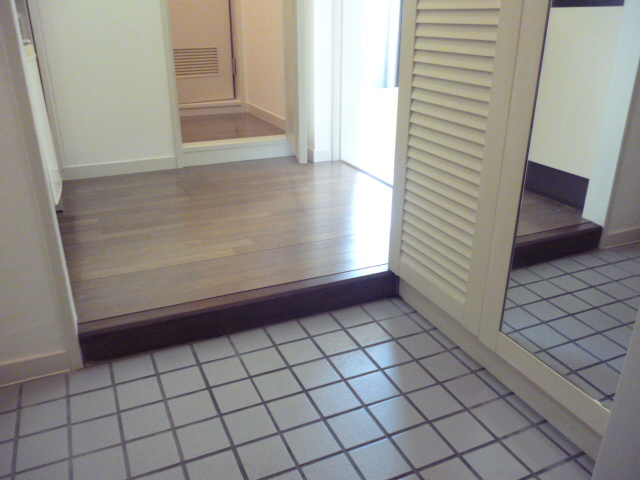 Entrance. A spacious entrance