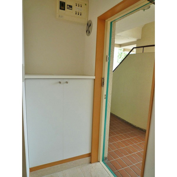 Entrance. There shoes BOX!