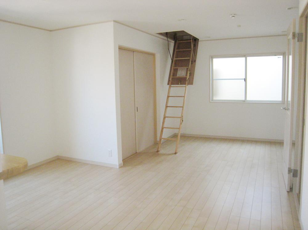 Living. Hut is back with storage (September 2011) shooting