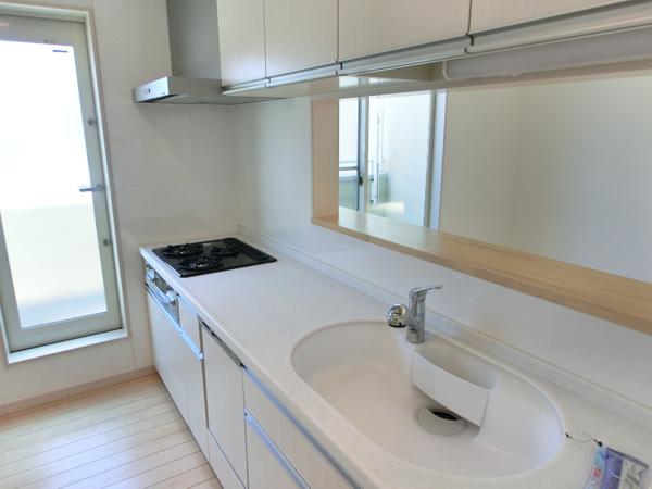 Kitchen. Preparation can be dishwasher with counter kitchen of the meal while looking at the face of the family (September 2012) shooting