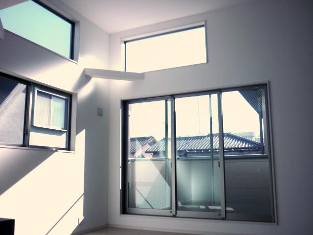 Living. There is a ceiling is high and airy! South is facing. It is with floor heating.