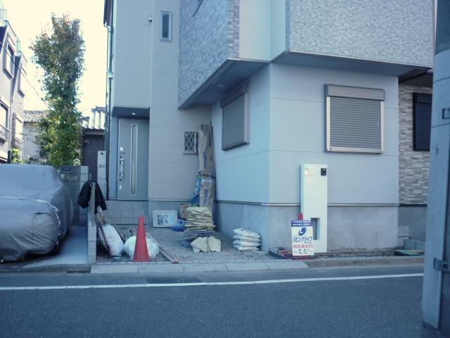 Parking lot. Vertical 5.05 m, Horizontal is 2.89 meters.