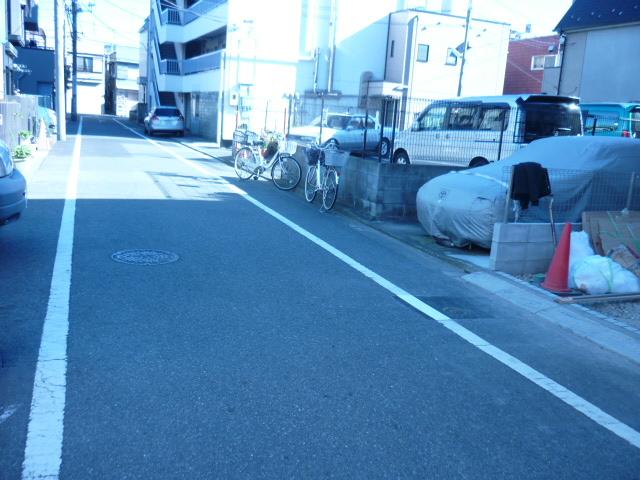 Local photos, including front road. Facing the width 5.5 meters of public roads.