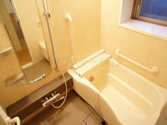 Bathroom. Local (November 29, 2013) Shooting