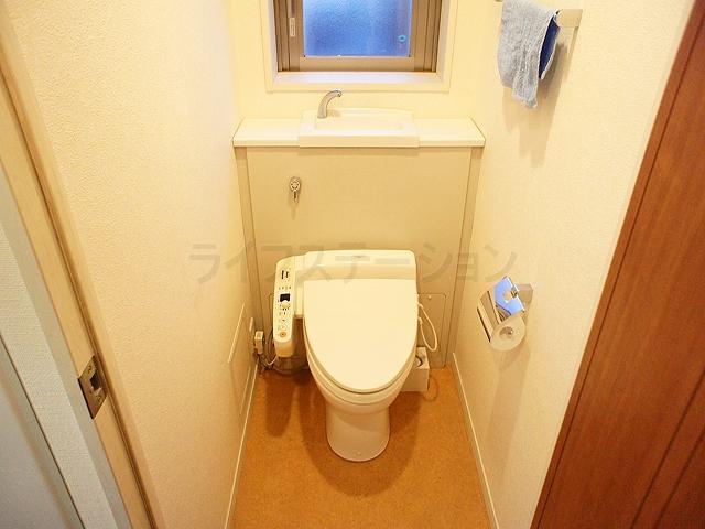 Toilet. Local (November 29, 2013) Shooting