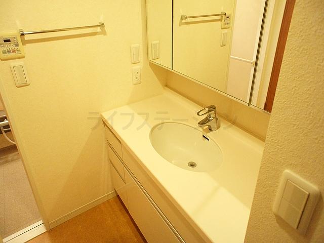 Wash basin, toilet. Local (November 29, 2013) Shooting