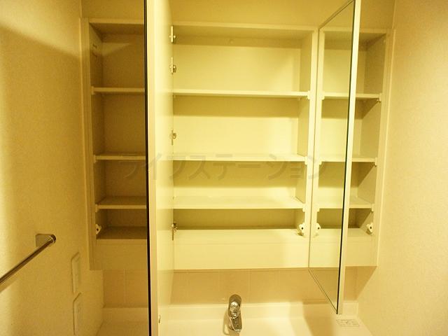 Wash basin, toilet. Local (November 29, 2013) Shooting