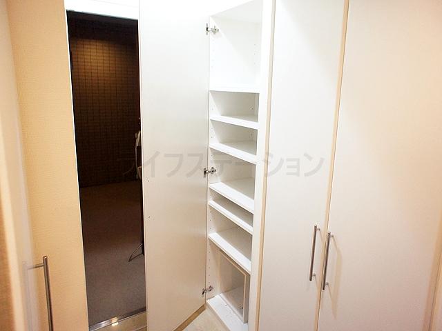 Receipt. Entrance next to the storage space