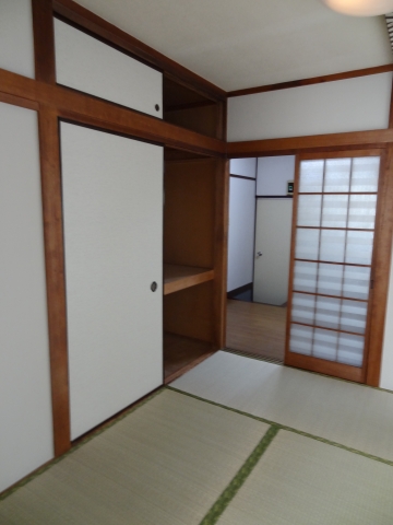 Living and room. Spacious 2K!