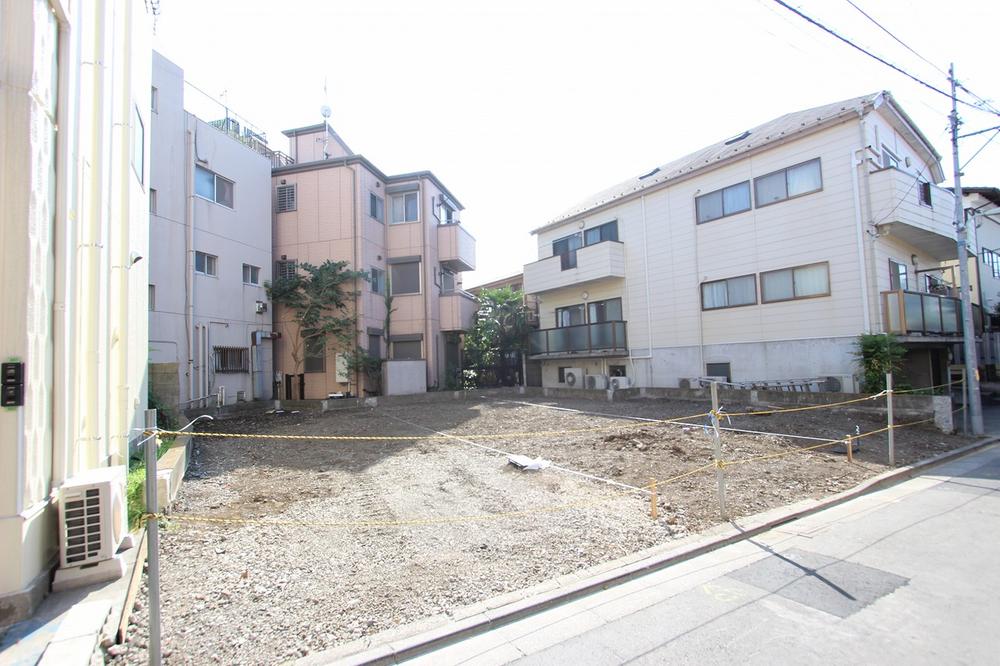 Local photos, including front road. Front road is facing the northeast Local (September 2013) Shooting