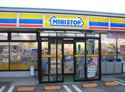 Convenience store. MINISTOP up (convenience store) 182m