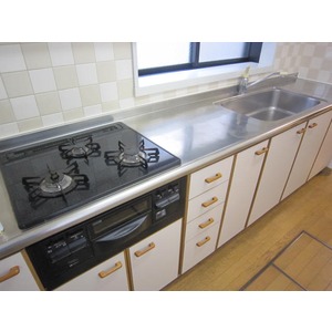 Kitchen. Gas stove 3-neck, Underfloor Storage Yes with grill