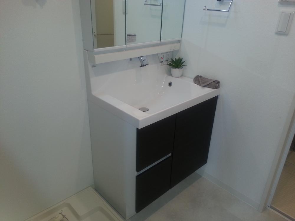 Wash basin, toilet. Room (August 2013) Shooting