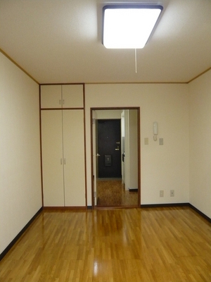 Living and room. 7 Pledge Western-style