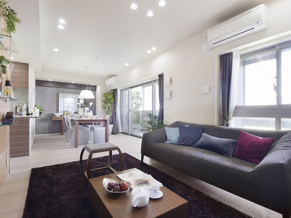 Spacious living room opening ・ dining