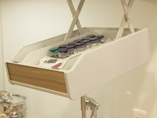 Kitchen.  [Ai rack] It adopted a lifting rack and hanging within reach of under cupboard easy position to cooking utensils and condiments can be abundant storage.