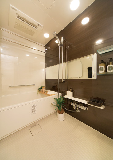 Bathing-wash room.  [Bathroom obtained sincere healing] At the touch of a button showers friendly Otobasu and water-saving that can be hot water, such as upholstery, Bathroom stuck to the beautiful & eco. It will produce a comfortable bath time to heal fatigue.