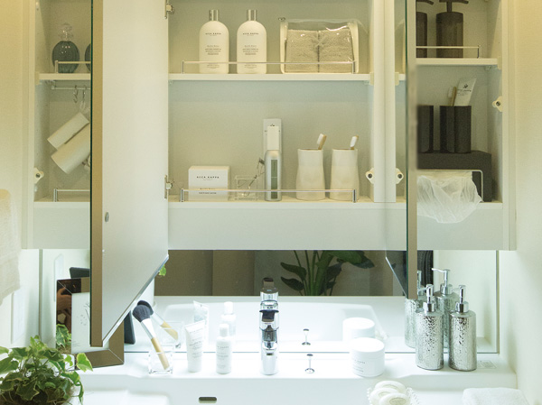 Bathing-wash room.  [Three-sided mirror] The three-sided mirror of a large mirror, Produce a wash room with a spread bright. The Kagamiura has established a storage space that can organize small items.