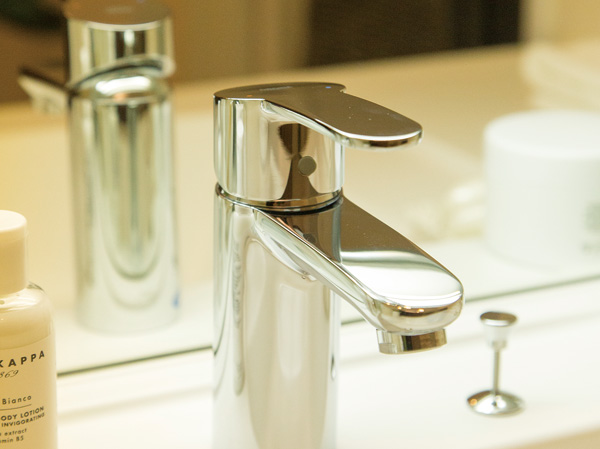 Bathing-wash room.  [Grohe manufactured by mixing faucet] Adopt a stylish single-lever mixing faucet made by the German company Grohe. And stylish directing around the basin.