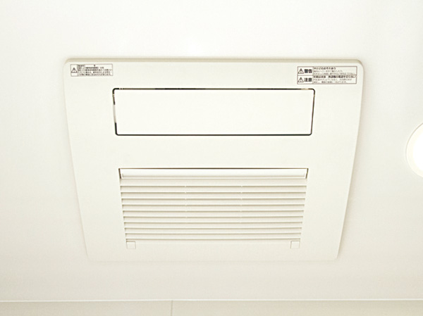 Bathing-wash room.  [Bathroom heating dryer] Not only to the laundry even on rainy days it is pleasantly dry out, To reduce the moisture and suppress the occurrence of mold. Also available as a pre-heating before bathing.