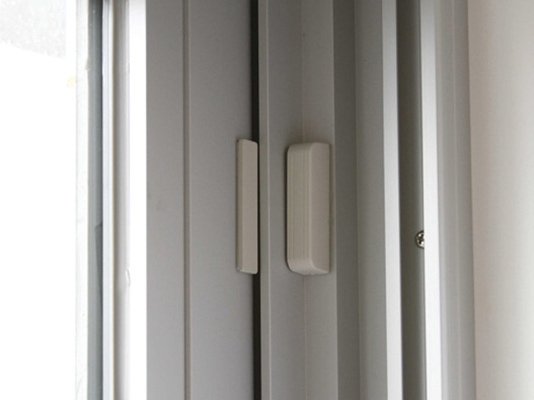 Security.  [Security sensors] Installing the security sensor at the entrance door and windows of each dwelling unit. When the door or window is opened in a state where the security settings on the sensor reaction. Problem automatically to the security company and at the same time sounding the alarm.  ※ Except for the FIX window. (Same specifications)
