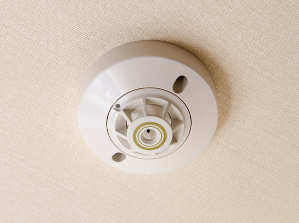 earthquake ・ Disaster-prevention measures.  [Fire alarm system] Sensing the fire that occurred in the kitchen, etc., Report to the security company. It issued a warning from the intercom of fire dwelling unit at the same time.