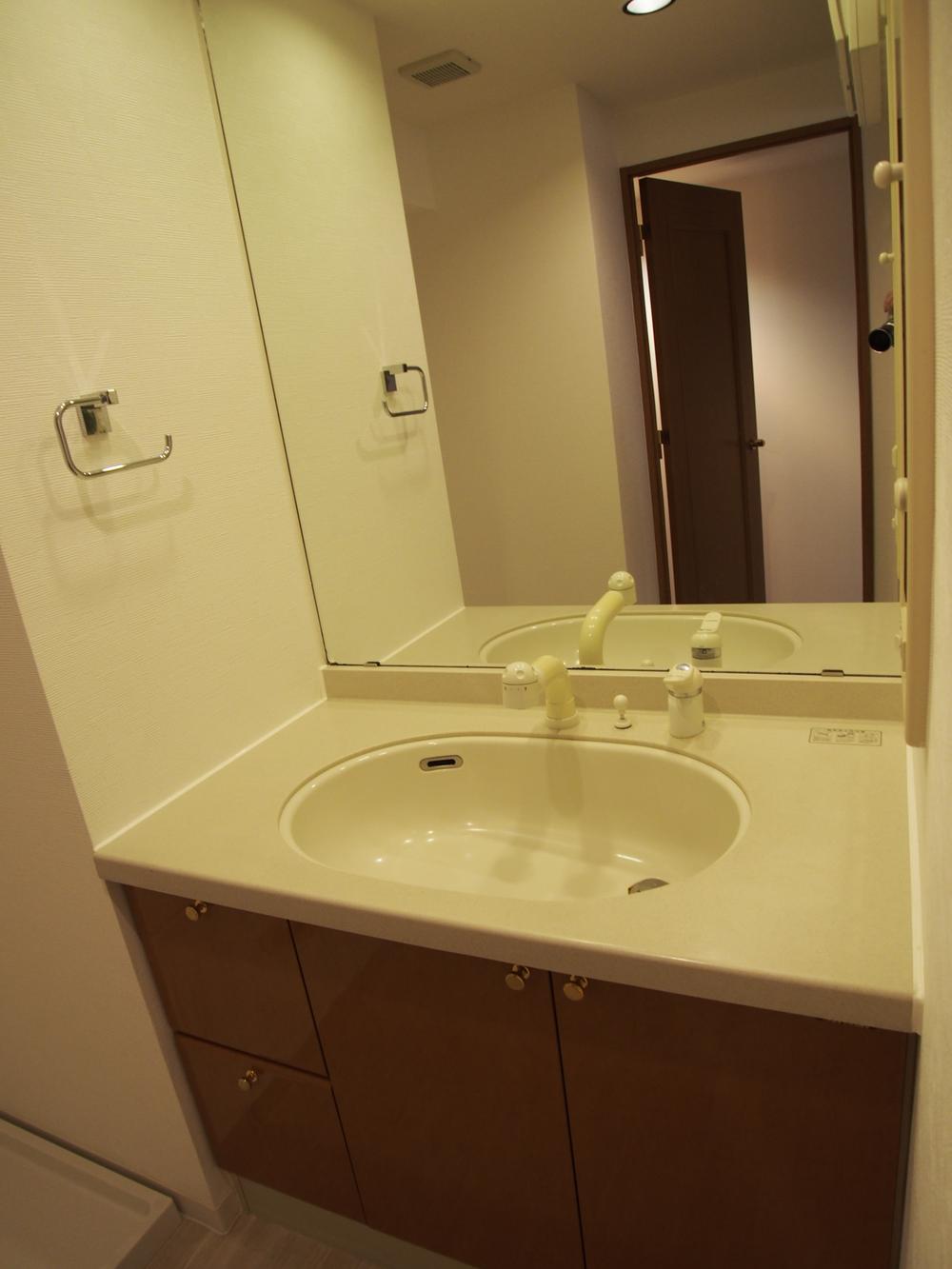 Wash basin, toilet. Indoor (10 May 2013) Shooting