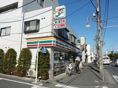 Convenience store. 280m to Seven-Eleven (convenience store)