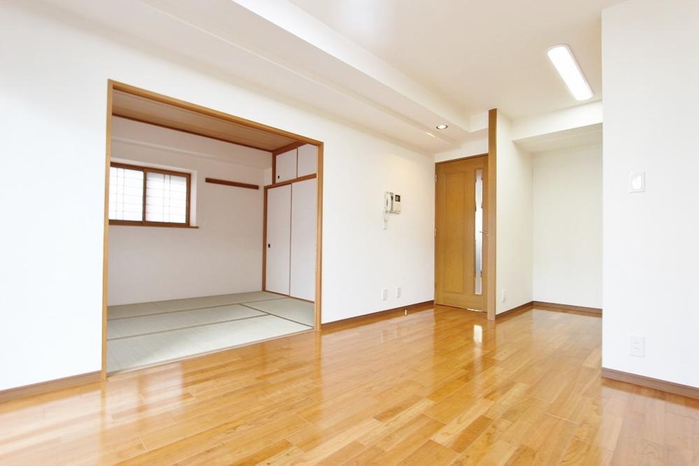 Living. LDK room Japanese-style room is adjacent (October 2013) Shooting